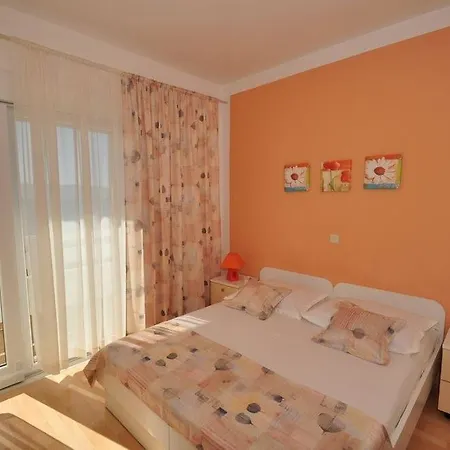 Apartment In With Sea View, Balcony, Air Conditioning, Wi-fi